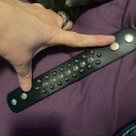 3 row leather metal cones 2 snap bracelet 8.5" - Picture 2 of 7